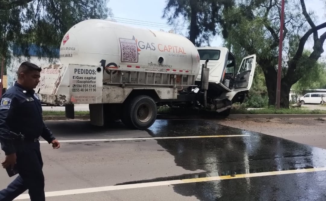 Elementos de Protección Civil y Bomberos revisan las condiciones de la pipa para descartar fugas de combustible.