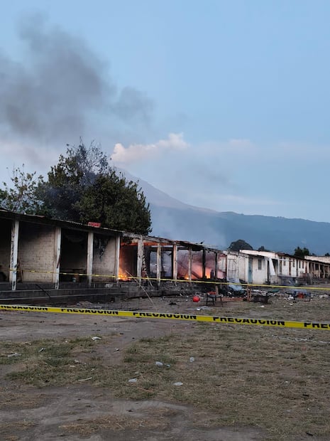 La onda expansiva derribó la barda perimetral del predio. Foto Especial