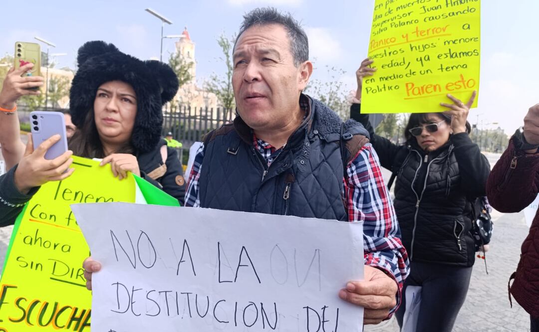 Un grupo de padres de familia se oponen a la destitución del director de la escuela secundaria Moisés Sáenz Foto: Macrina Vázquez