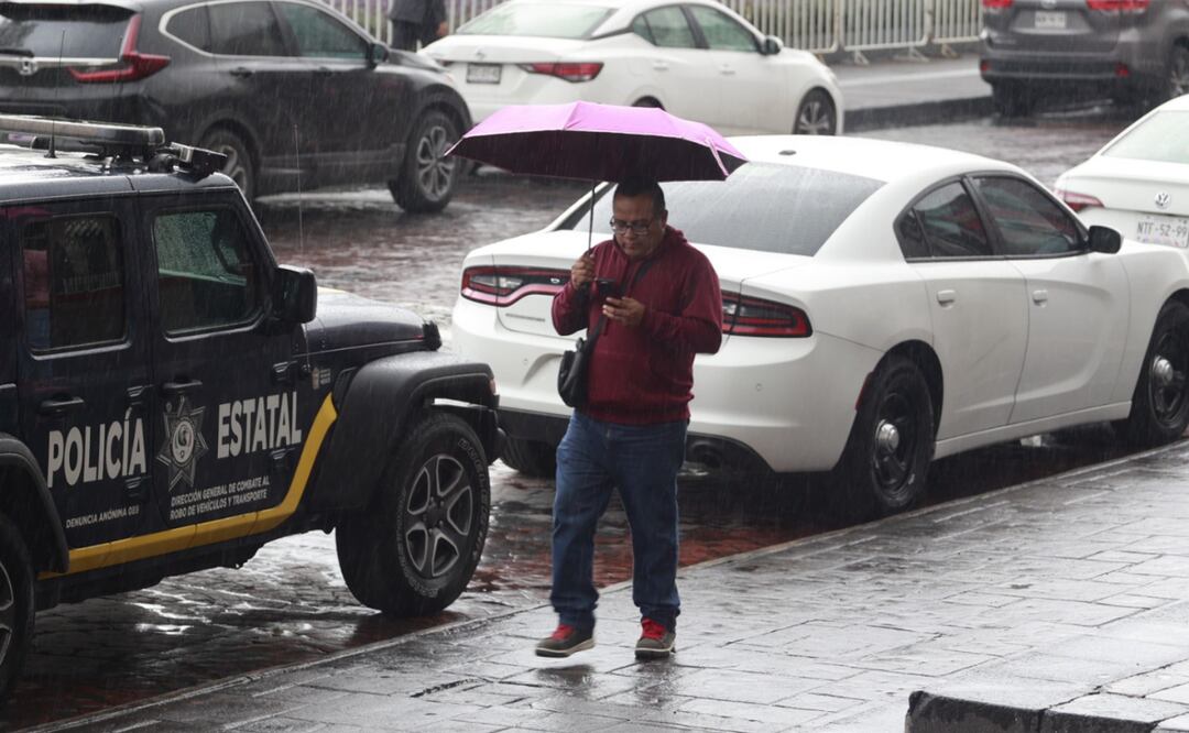 Ante la continuidad de las lluvias en el Valle de Toluca, la Cruz Roja y Protección Civil emiten recomendaciones para la salud y la seguridad vial. Foto: Alejandro Vargas
