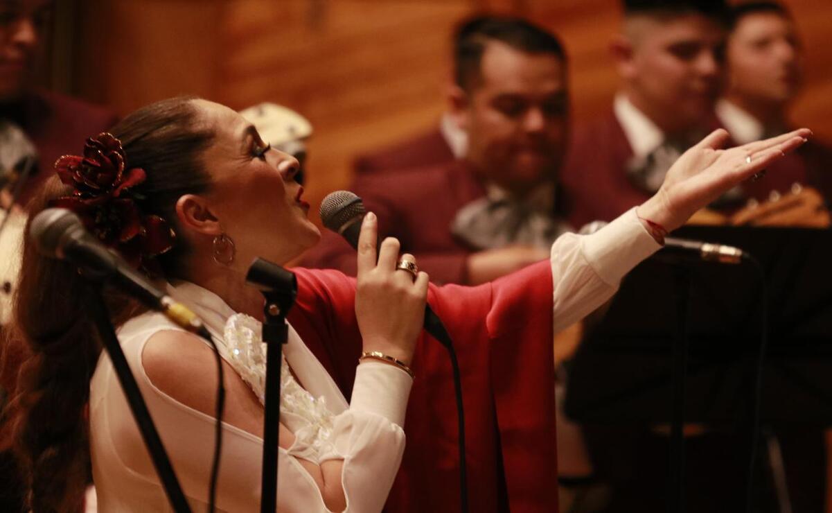 La soprano Claudia Sierra, acompaño a la Orquesta Sinfónica del Estado de México (OSEM) para entonar una serie de canciones durante el “Concierto Mexicano”. Foto: Especial
