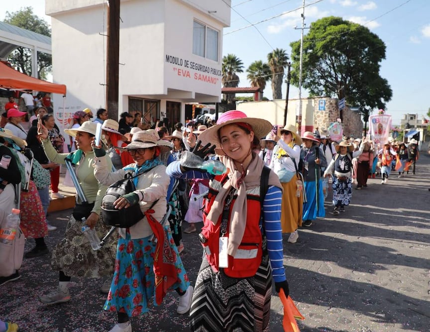 Las peregrinas realizan recorrido a pie desde Querétaro y llegaron al pueblo mágico de Tepotzotlán. Foto: especial