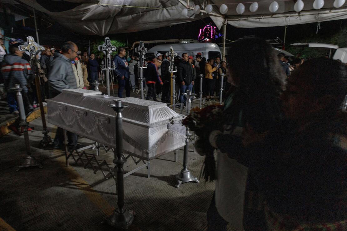 Despiden a víctimas del deslave en Naucalpan. Foto Yaretzi Osnaya