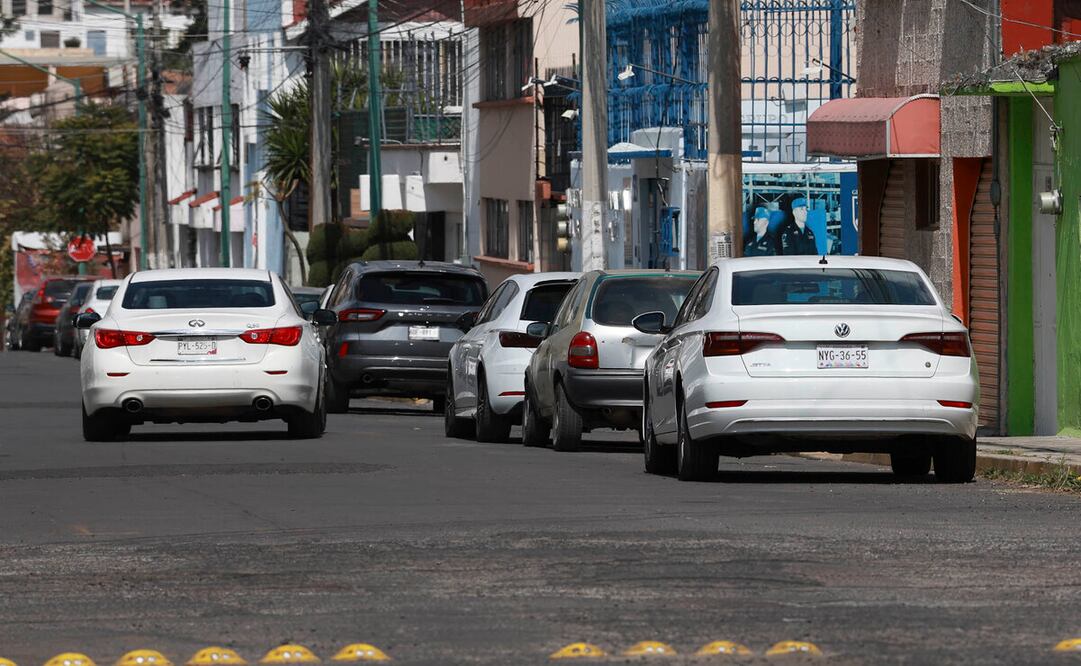 Los vehículos con engomado azul no podrán circular este viernes en el Valle de México. Mientras que los vehículos con hologramas 00 y 0 quedan exentos.  Foto: Alejandro Vargas / El Universal Estado de México