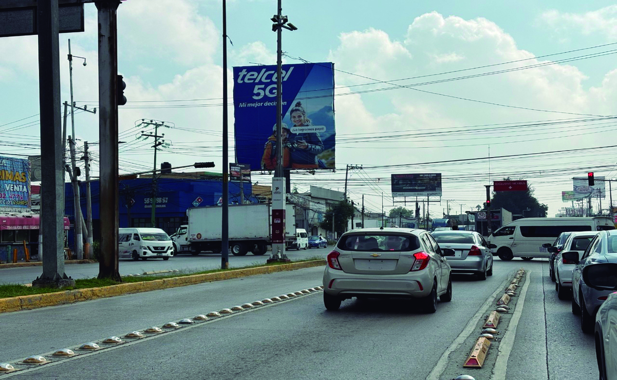 Las invasiones al carril exclusivo del Mexibús continúan / Foto Arturo Contreras