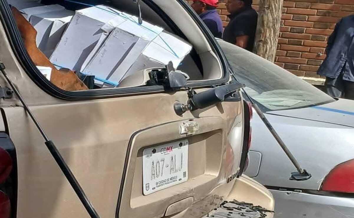 Una camioneta resulto dañada tras la explosión de pirotecnia. Foto: Especial