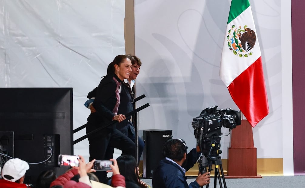 La presidenta Claudia Sheinbaum estuvo acompañada por la gobernadora Delfina Gómez Álvarez durante su presentación en Toluca. Foto Alejandro Vargas / El Universal