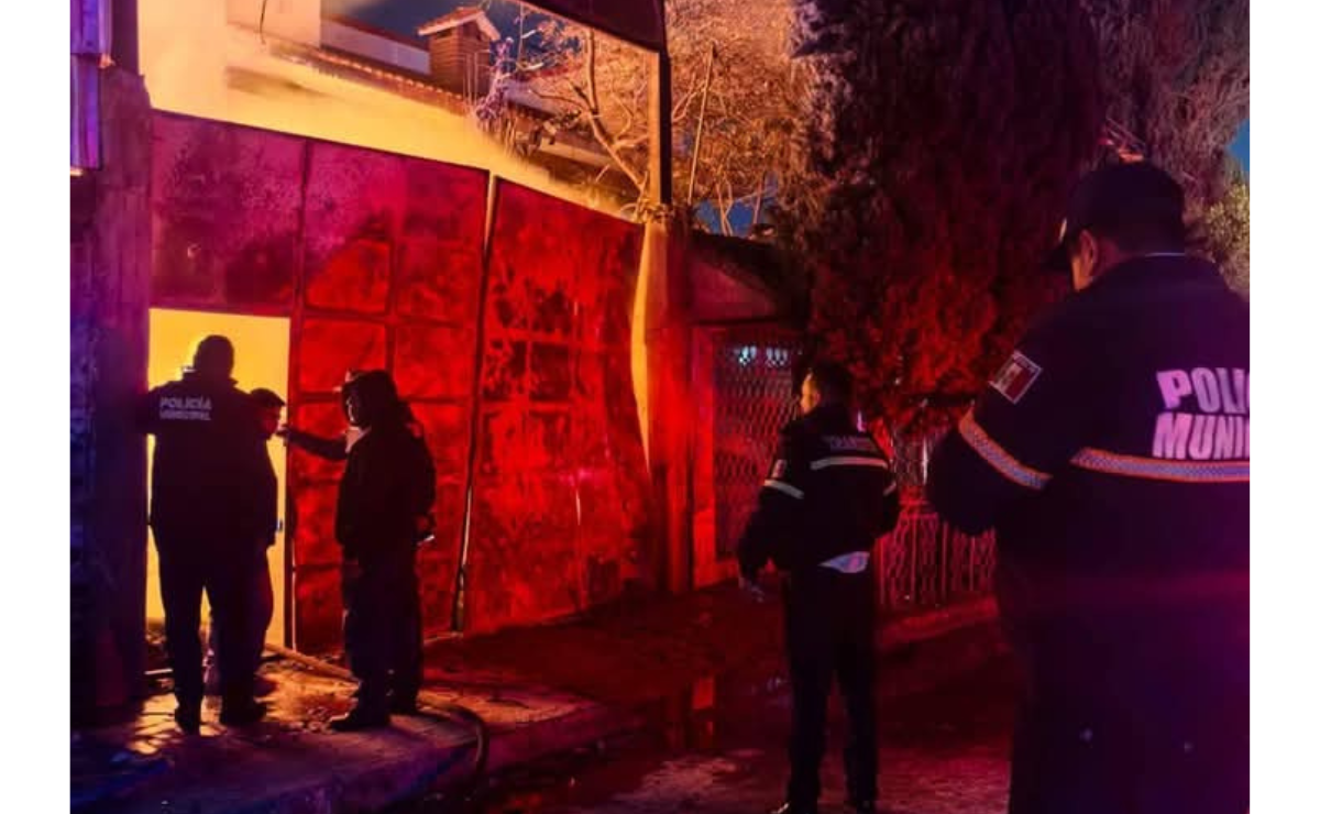 Incendio consume maderería en Valle de Chalco. Bomberos trabajan arduamente para controlar las llamas. Foto: Especial