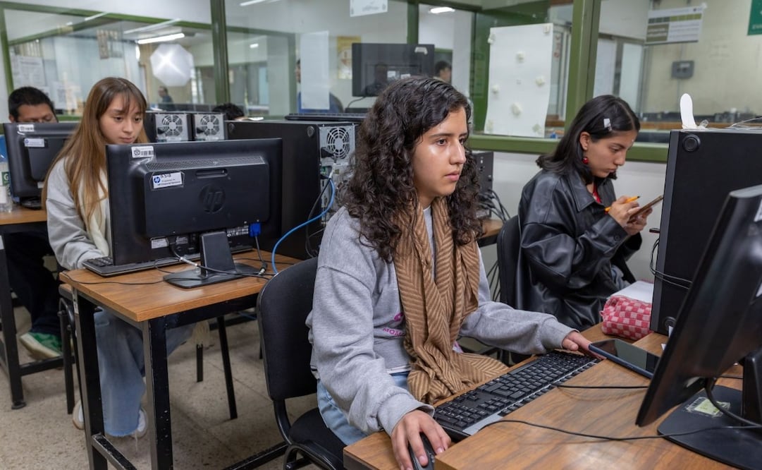 La comunidad universitaria de la UAEMéx retoma actividades en sus distintos espacios educativos para continuar con su preparación profesional. Foto especial