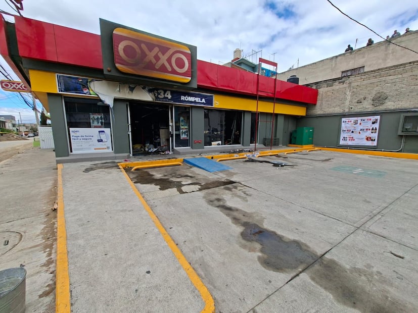 Policías Municipales acordonan el área en la colonia Magdalena de los Reyes tras el segundo reporte de conato de incendio. Foto Especial