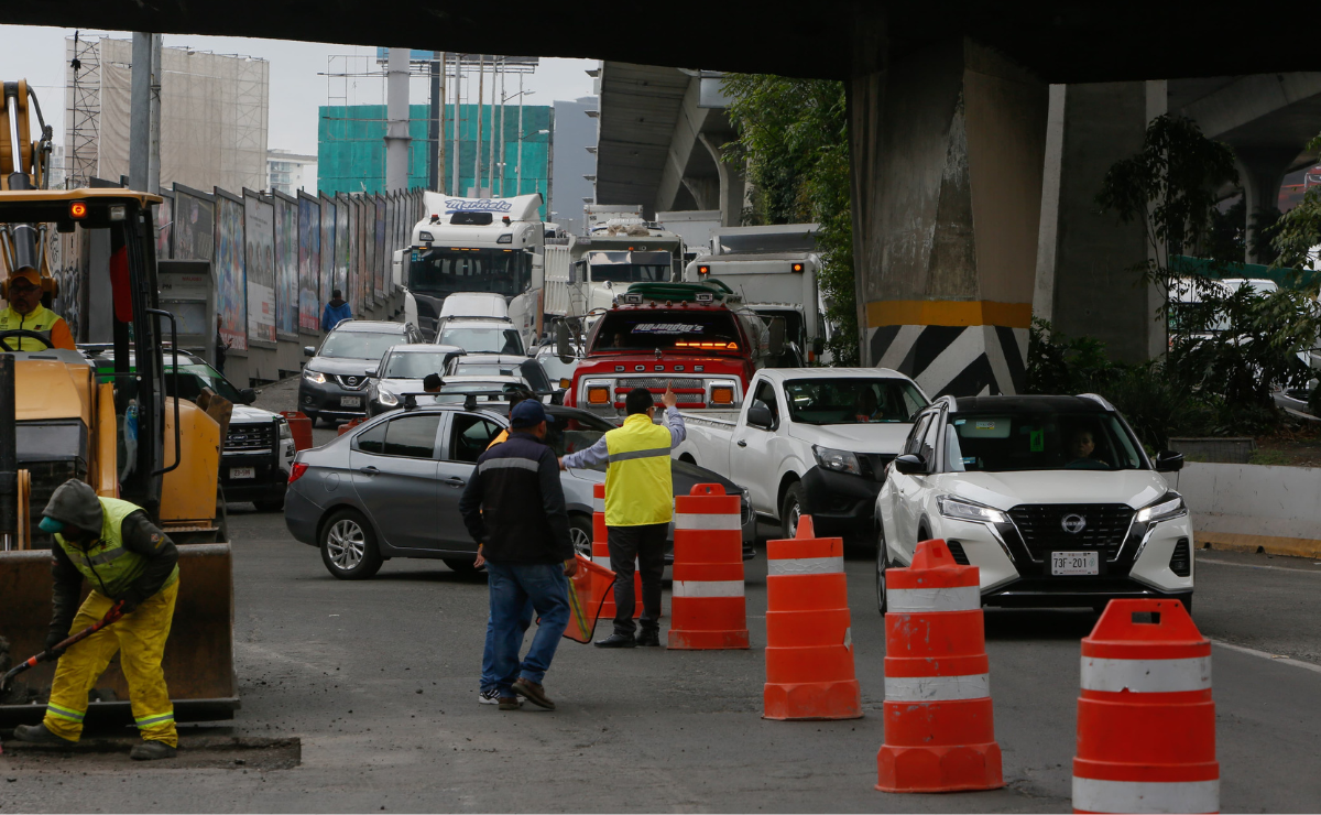 Bacheo en Periférico Norte, Naucalpan, limitado por personal, opera de 10:00 a 17:00 horas. Buscan apoyo municipal para extender horario. Foto: Darío Luna