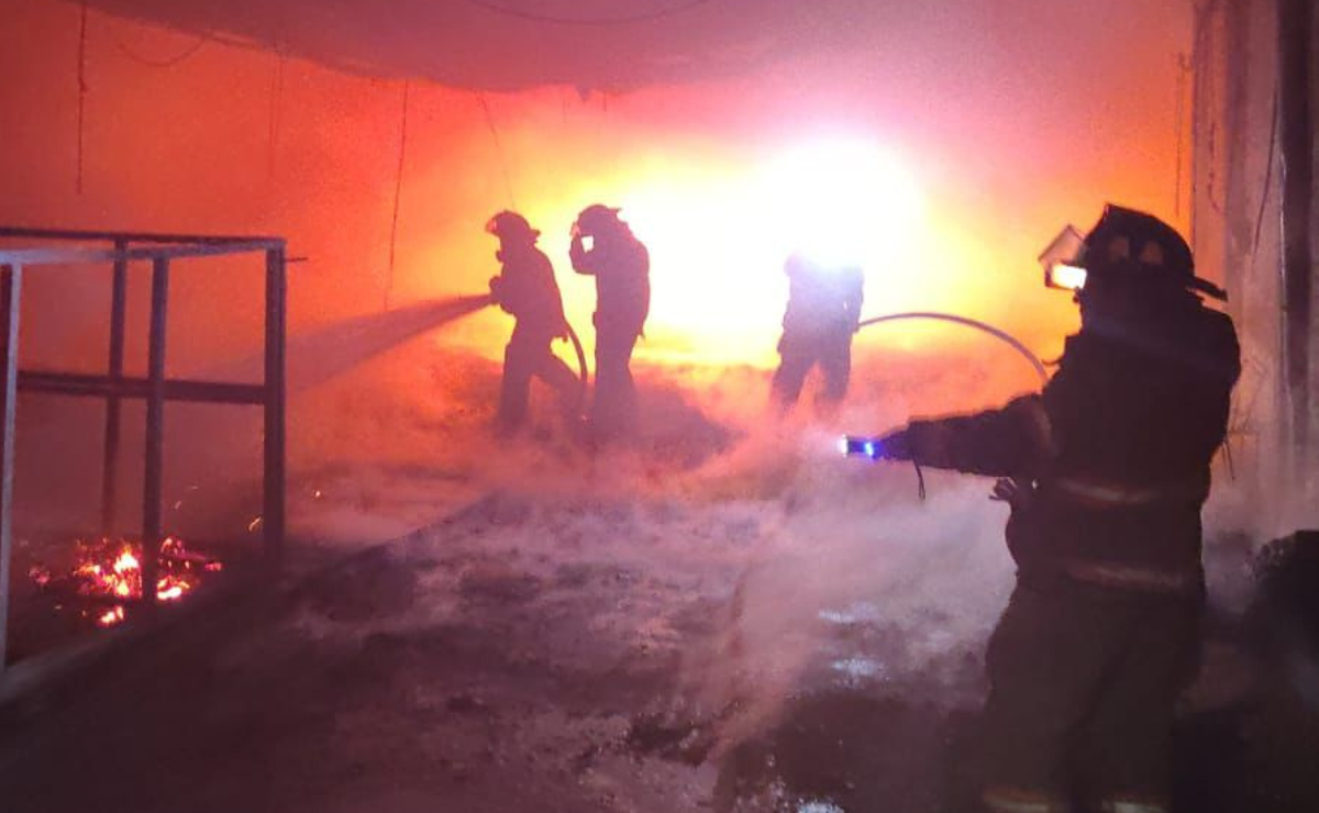 Las llamas consumen una bodega en Ecatepec, generando una densa columna de humo Foto: Especial