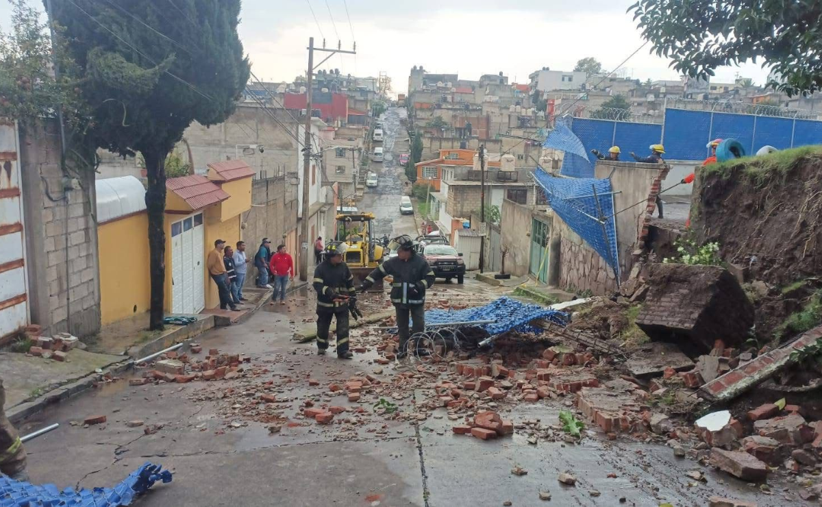 Alerta escolar: Equipos de emergencia evalúan los daños en la primaria "Niño Artillero" luego del colapso de su barda en Atizapán. Foto: Especial