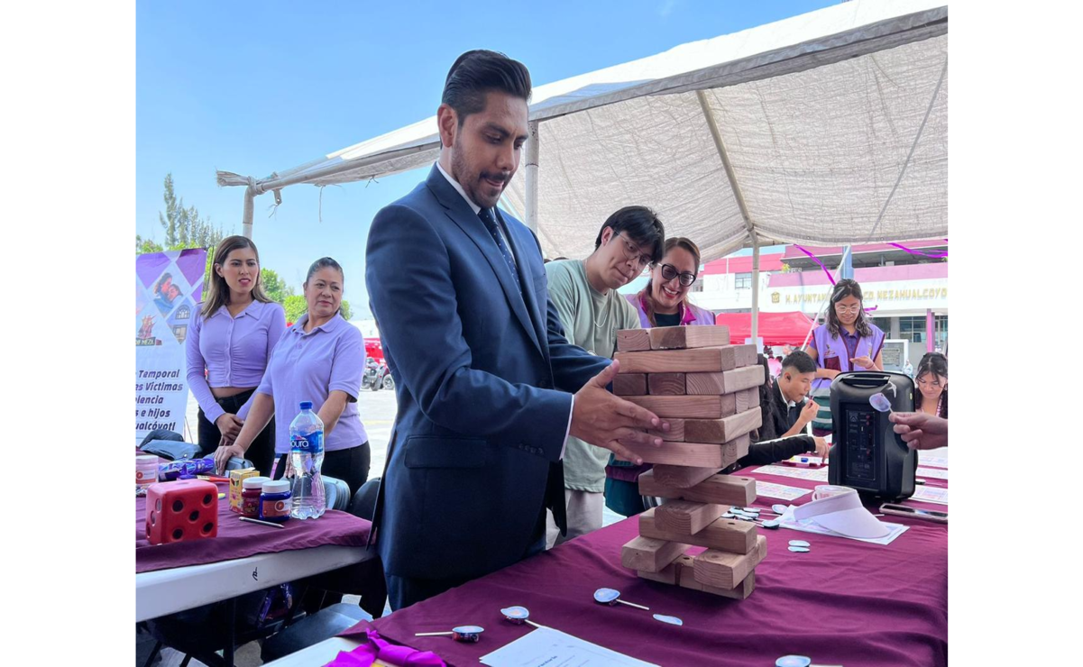 El presidente municipal Adolfo Cerqueda Rebollo resalto que los niños podrán intercambiar sus juguetes bélicos por juegos didácticos. Foto: Especial