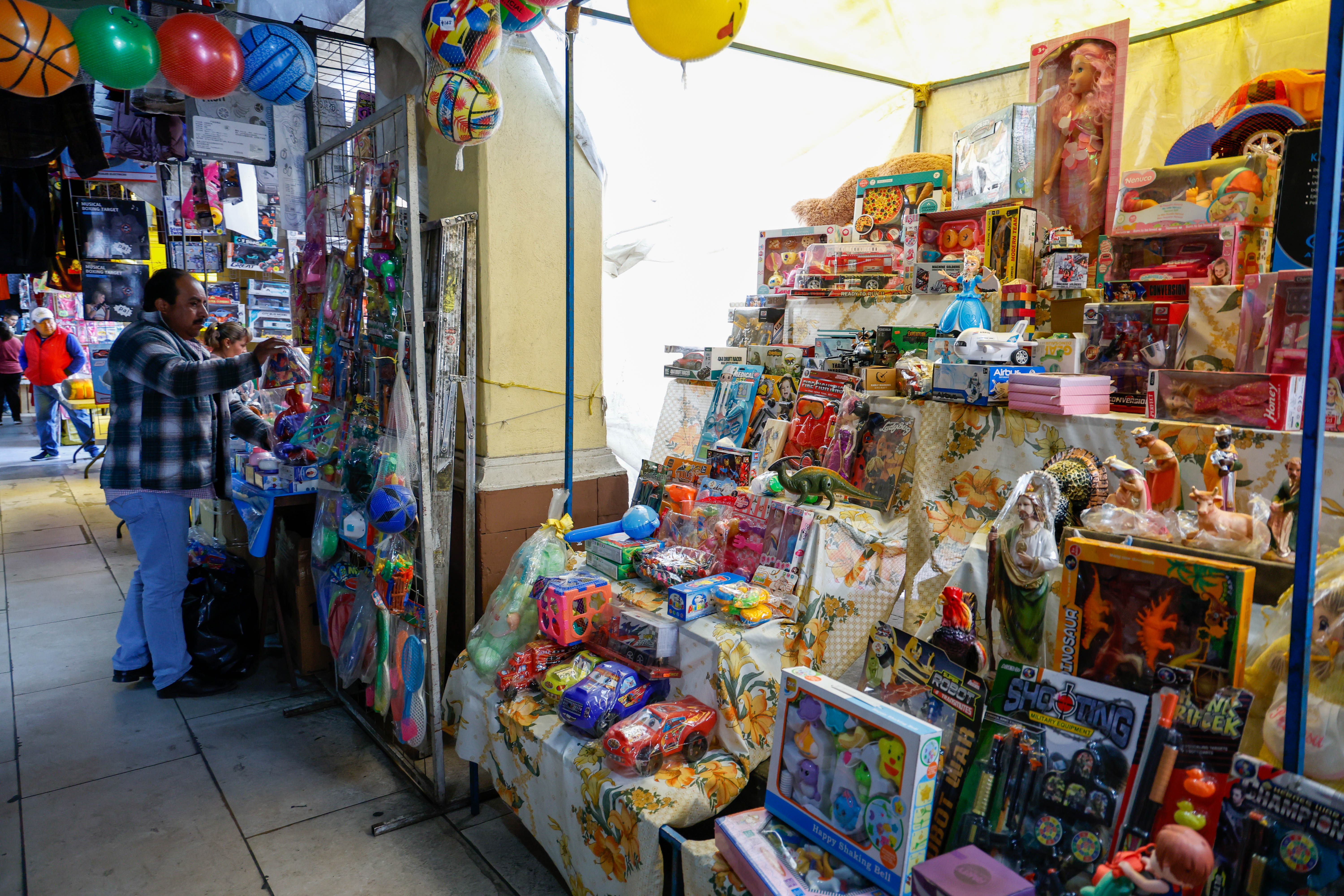 Una minoría de las familias mexicanas podría gastar hasta 5 mil pesos o más en los regalos de Día de Reyes Magos. Foto Arturo Hernández