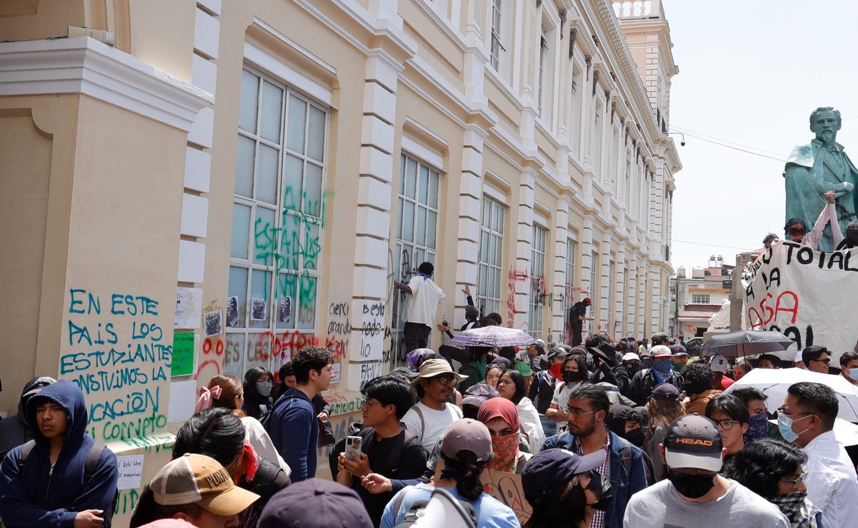 Tensión en UAEMéx: Estudiantes toman  Rectoría por falta de respuesta del rector Carlos Eduardo Barrera
