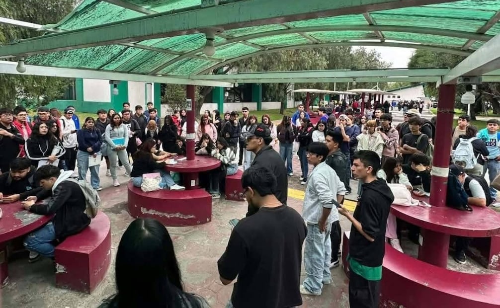 Manifestantes señalan omisión institucional ante casos de acoso sexual por parte de profesores dentro del campus. Foto Especial