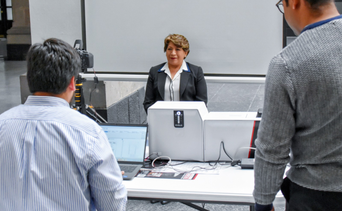 Delfina Gómez tramitó su identificación oficial, impulsando el programa para servidores públicos del Edomex. Foto: Especial