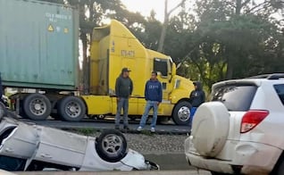 ¡Circula con precaución sobre la Toluca-Palmillas! Volcadura genera carga vehicular