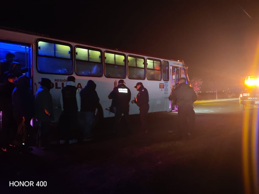 Elementos de Seguridad y Protección de Toluca realizan inspecciones aleatorias y preventivas dentro de las unidades. Foto Especial