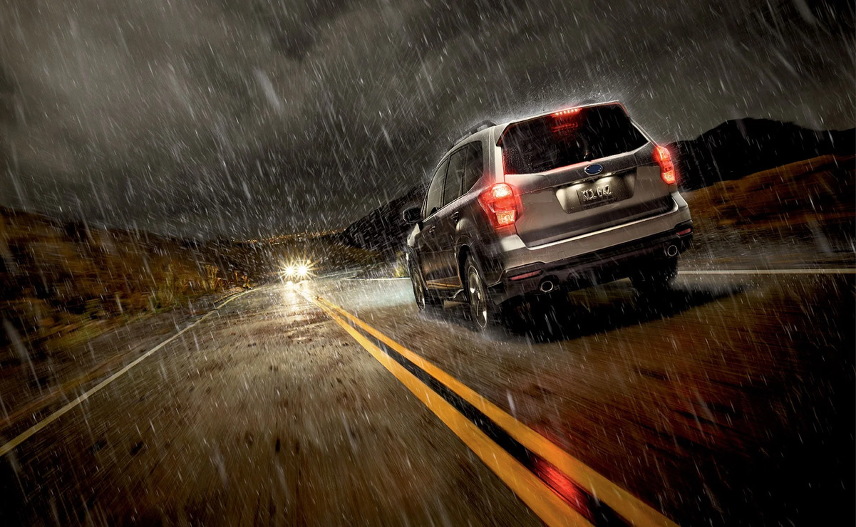 Con la lluvia, la adherencia a la carretera se reduce y la distancia de frenado aumenta. Foto: Especial