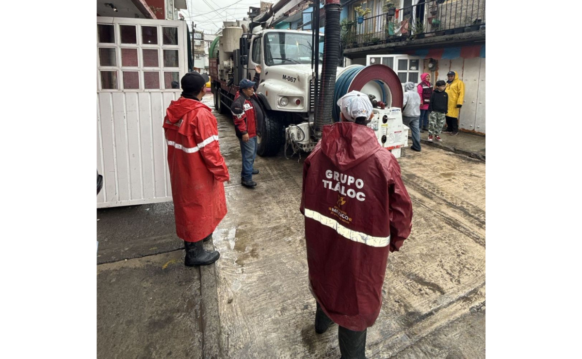 En equipo y con maquinaria pesada, así se trabaja en Naucalpan para desalojar el agua y limpiar las calles de San Rafael Chamapa afectadas por el desborde de la Presa Los Cuartos. Foto: Especial