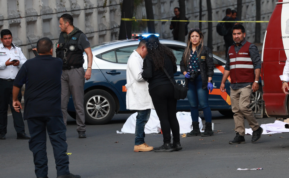 Elementos de la policía estatal y tránsito municipal acordonan la zona para investigar el accidente / Foto: Alejandro Vargas