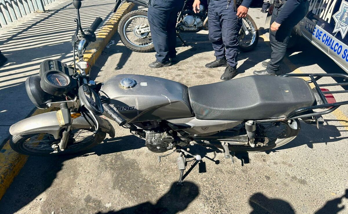 Los sujetos viajaban en una motocicleta y mediante la revisión se les hallaron credencial de las fuerzas armadas de Colombia. Foto: Especial