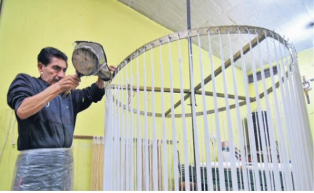 El artesano confió en que la gente por lo menos encenderá una veladora o una cera para recordar y adorar a sus difuntos / Foto Arturo Hernández