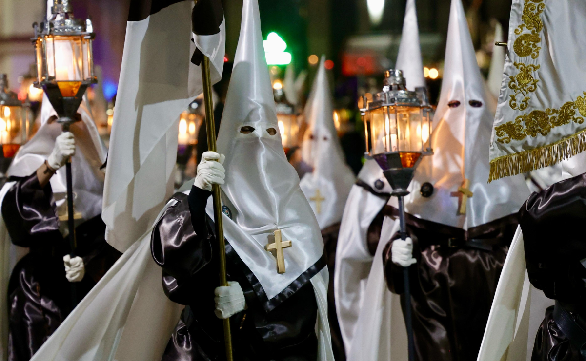 La comunidad católica de Toluca se une en un acto de fe durante la Procesión del Silencio. Foto: Arturo Hernández