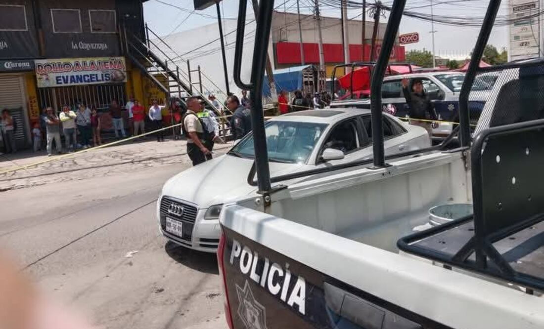 Elementos de seguridad resguardan la zona del triple homicidio ocurrido a plena luz del día en Melchor Ocampo. Foto: Especial