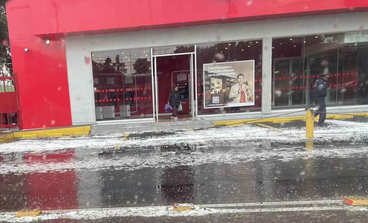 Protección Civil del Estado de México activó de manera preventiva los servicios de emergencia tras la fuerte lluvia con granizo. Foto Especial