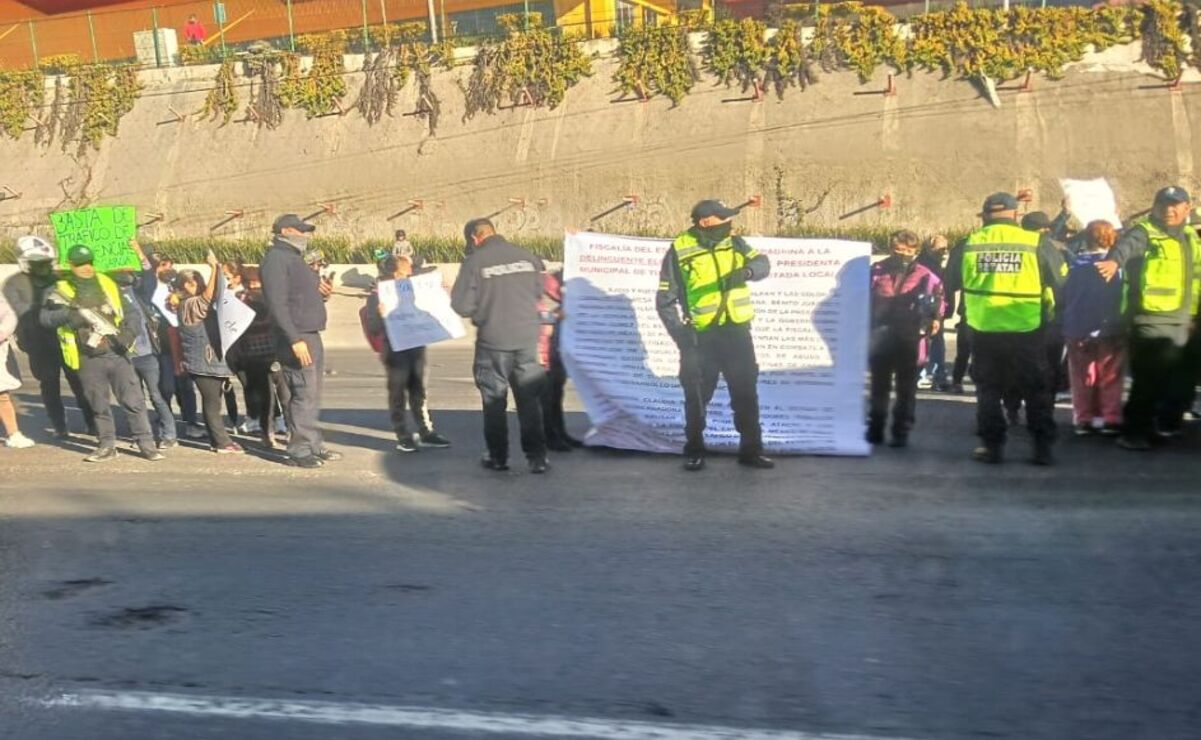 Los manifestantes mantienen cerrada la circulación en dos de tres carriles laterales, permitiendo el paso para quienes se dirigen al sur. Foto: Especial