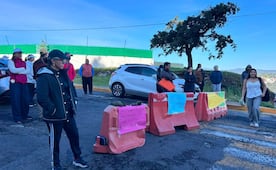 Vecinos bloquean Bosques de Amates por restricciones de tránsito