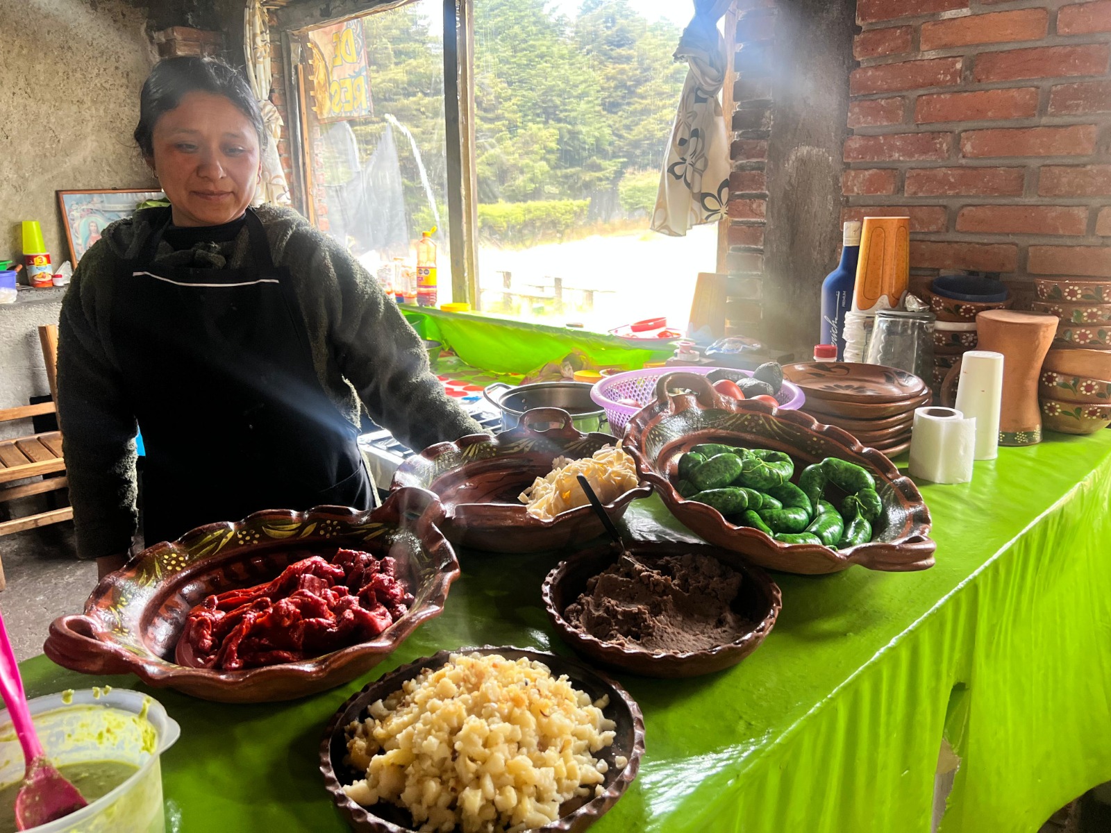 La gastronomía mexiquense conquista los paladares en La Marquesa. Quesadillas, tlacoyos y conejo son solo algunas de las delicias que puedes encontrar. Foto Alejandro Vargas