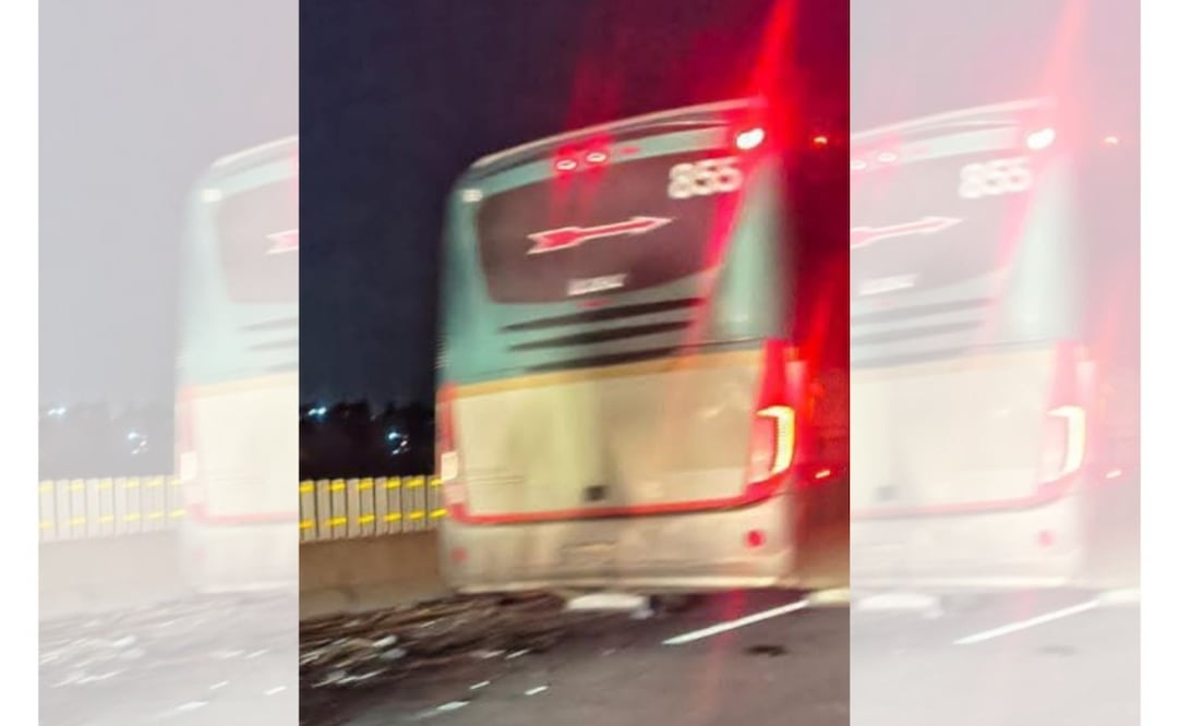 Un camión de pasajeros Flecha Roja se vio implicado en el percance a la altura de Huixquilucan. Foto Especial
