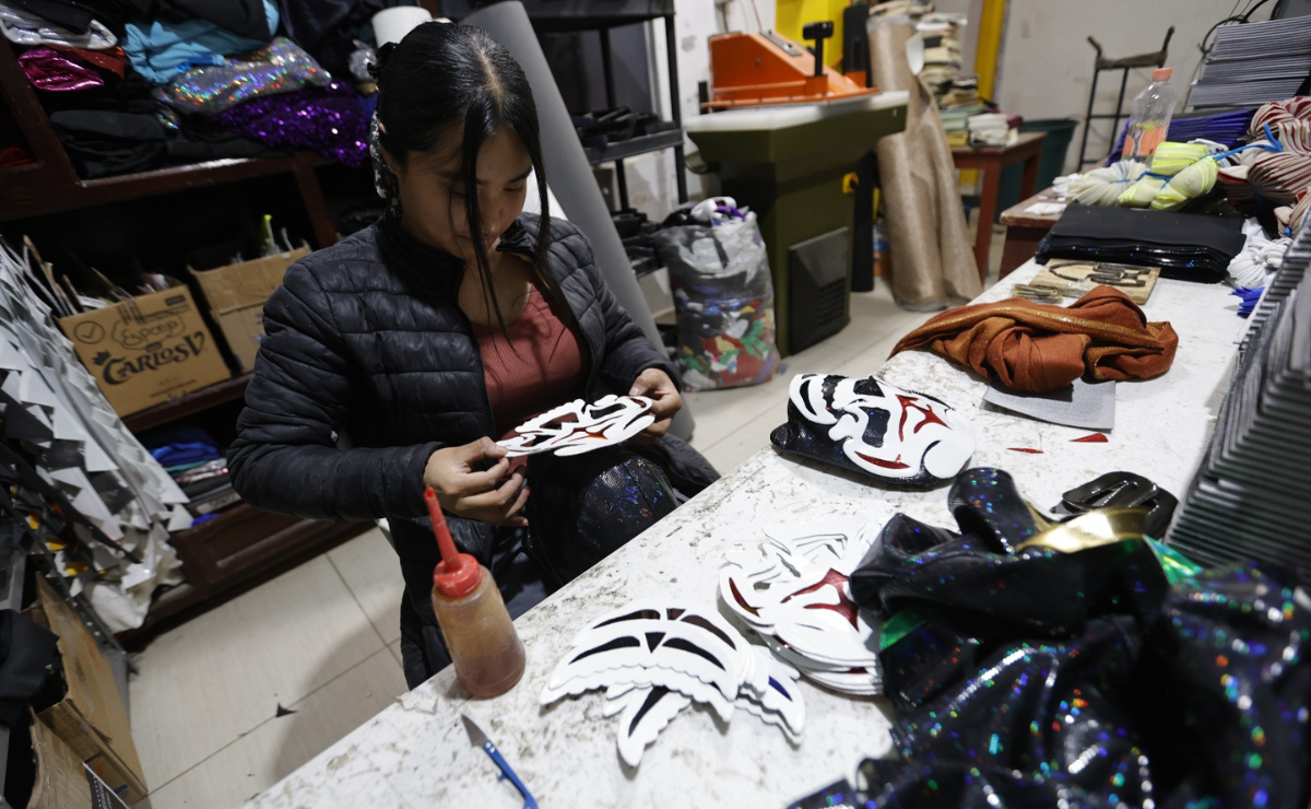 Artesanos crean máscaras de luchador en San Cristóbal Foto: Jorge Alvarado
