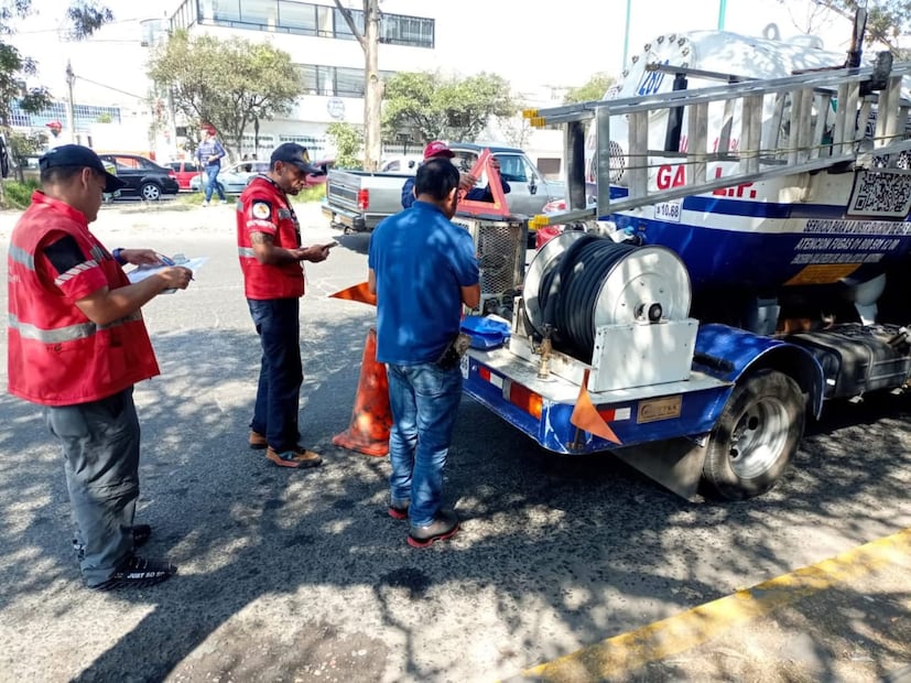 El personal verifica que las pipas cuenten con extintor, botiquín, conos de señalización y todos los permisos necesarios para circular y suministrar combustible de forma segura. Foto Especial