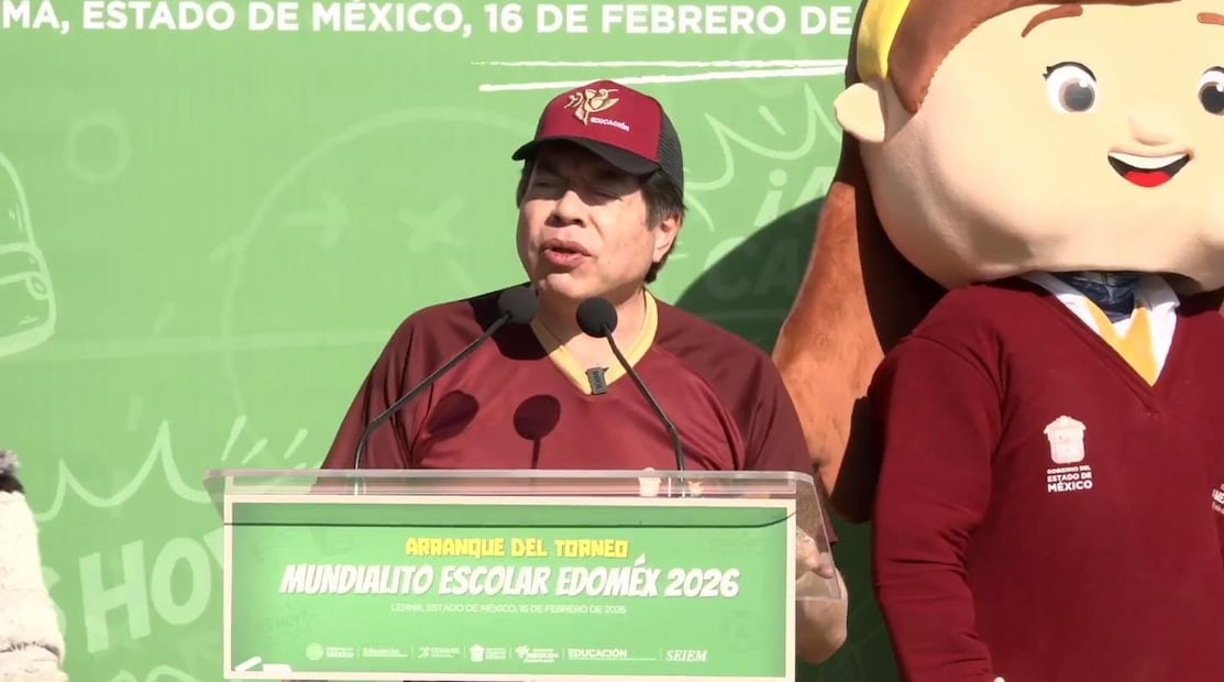 El titular de la SEP, Mario Delgado, y autoridades estatales dieron el patadón inicial del Mundialito Escolar en Lerma. Foto: Especial
