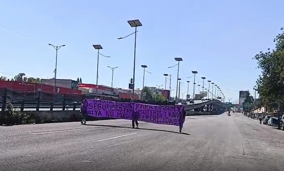 Automovilistas pidieron a los manifestantes abrir un carril para aminorar la afectación vial / Foto Gisela González