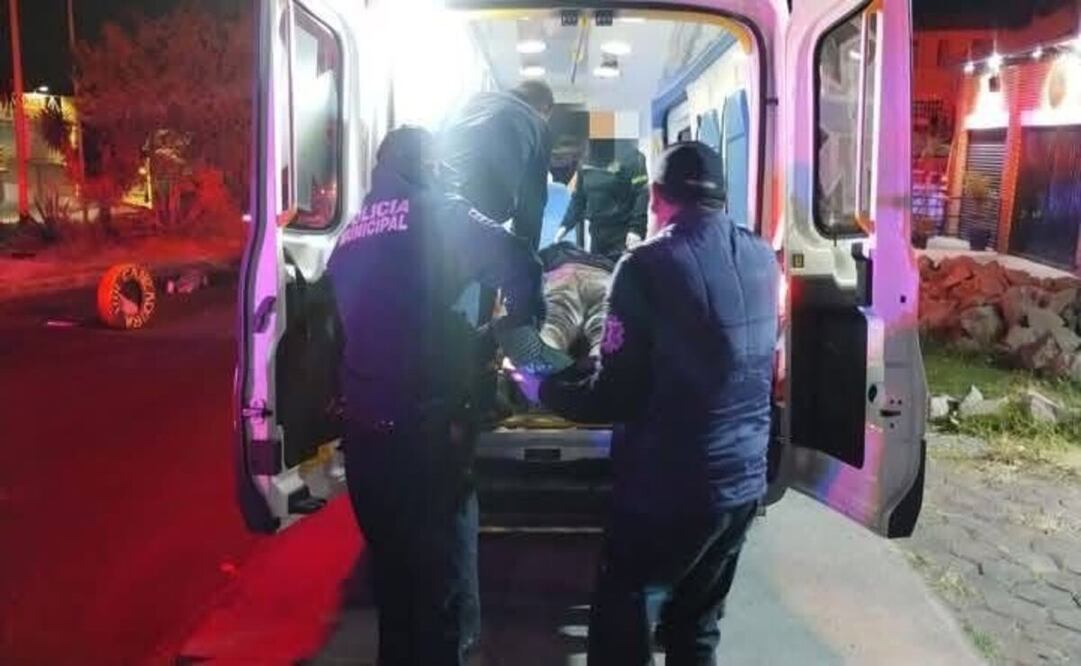 Tras derraparse a la altura de la colonia Granjas de Guadalupe, se golpearon contra el asfalto y al no portar casco de seguridad. Foto: Especial