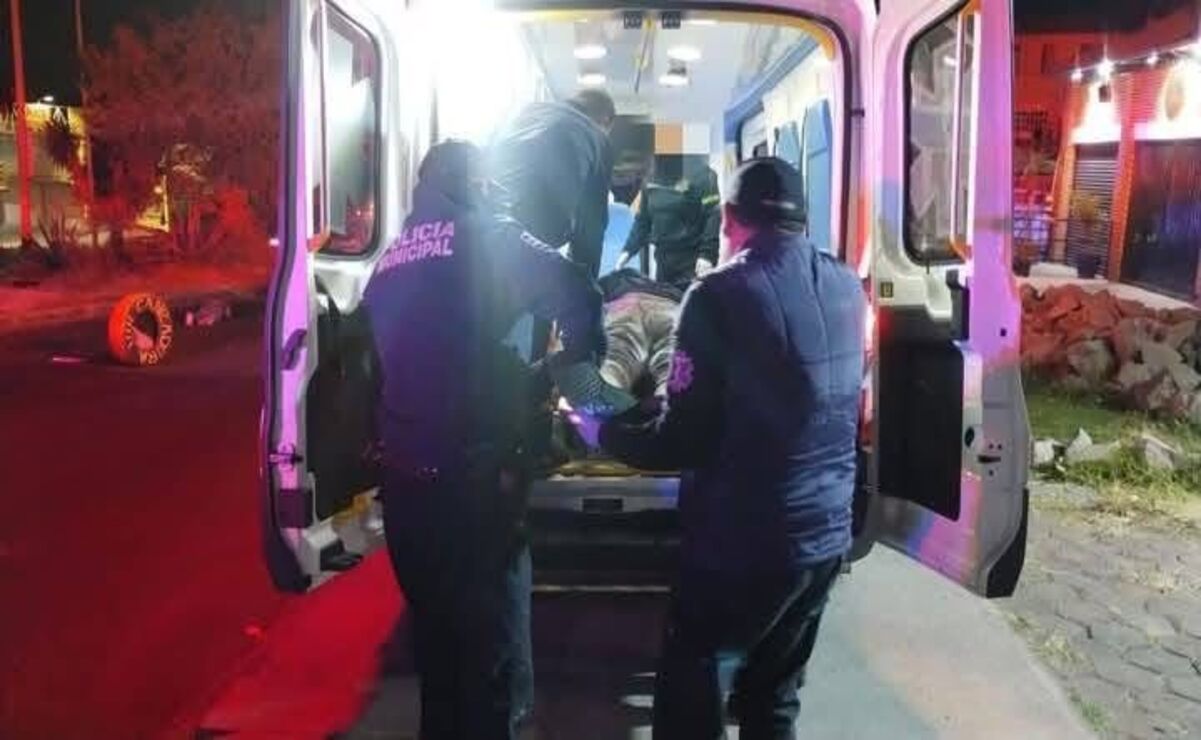 Tras derraparse a la altura de la colonia Granjas de Guadalupe, se golpearon contra el asfalto y al no portar casco de seguridad. Foto: Especial