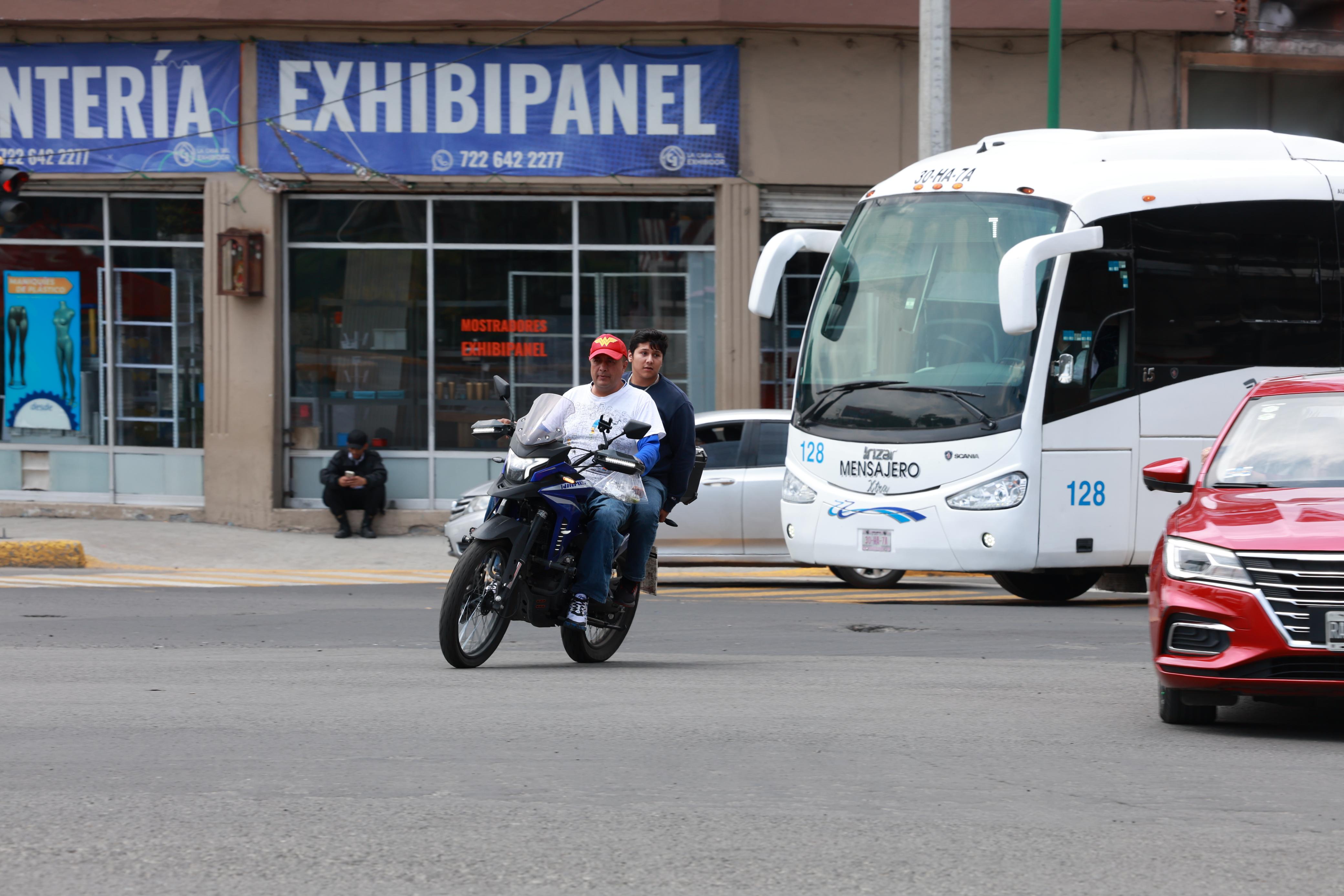 La actualización prevé el cuidado de menores en este tipo de vehículo, por lo que establece multas por transportar a niñas, niños o adolescentes que no puedan sujetarse por sí mismos, sentarse correctamente o apoyar firmemente los pies en el los posapies.  Foto: Alejandro Vargas/ El Universal