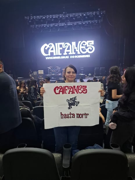 Cientos de fanáticos se dieron cita en el Teatro Morelos como Julia Ortega, quien acudió con una pancarta en la que se leía “Caifanes hasta morir”. Foto. Abigail Alcántara. El Universal