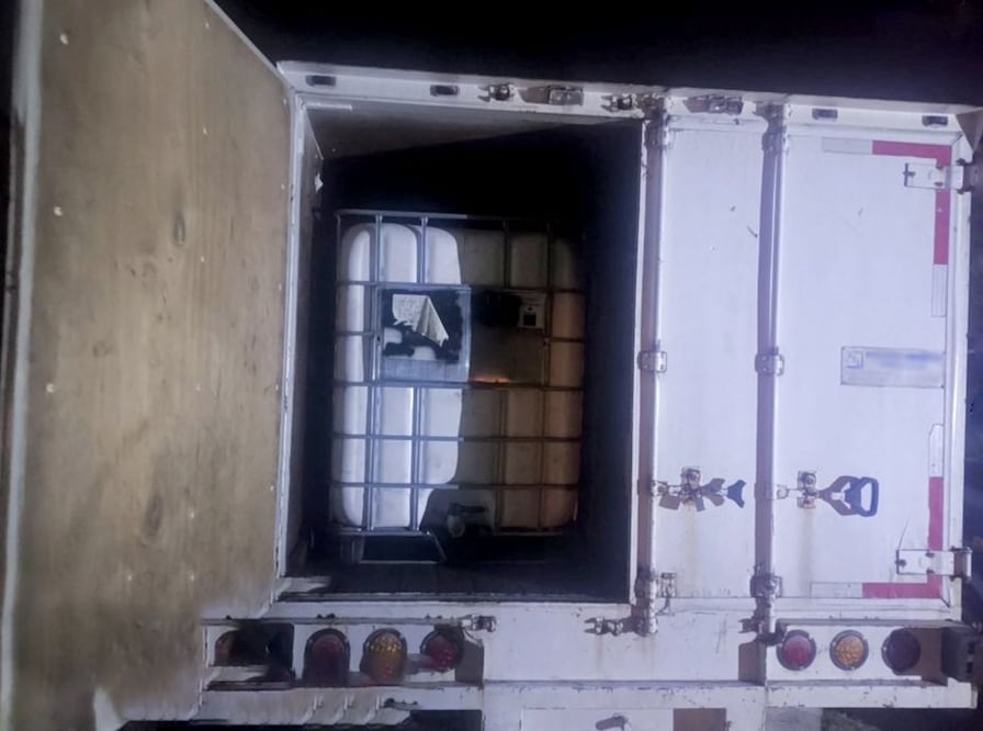 Personal de Seguridad Física de Pemex acudió al sitio para evaluar los daños al ducto y coordinar la clausura técnica de la toma ilegal. Foto Especial