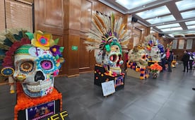Inauguran ofrenda y exposición de cráneos monumentales en el Poder Legislativo por Día de Muertos