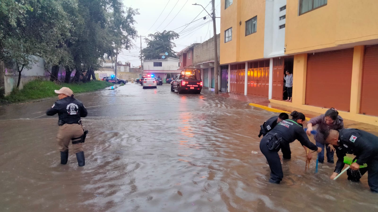 Como parte del Operativo Presencia los elementos de seguridad llevan a cabo el monitoreo de encharcamientos en Toluca. Foto: Especial