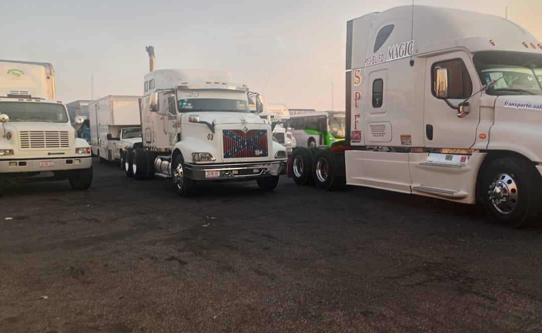 Alrededor de 20 tractocamiones están estacionados en carriles de la autopista México-Querétaro. Foto. Especial