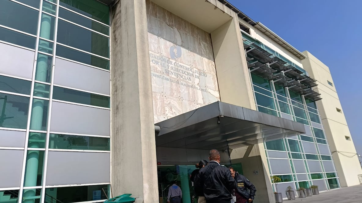 Los 37 millones de pesos en efectivo, junto con armas y cargadores, permanecen como evidencia central en la investigación de la FGJEM. Foto Gisela González / El Universal