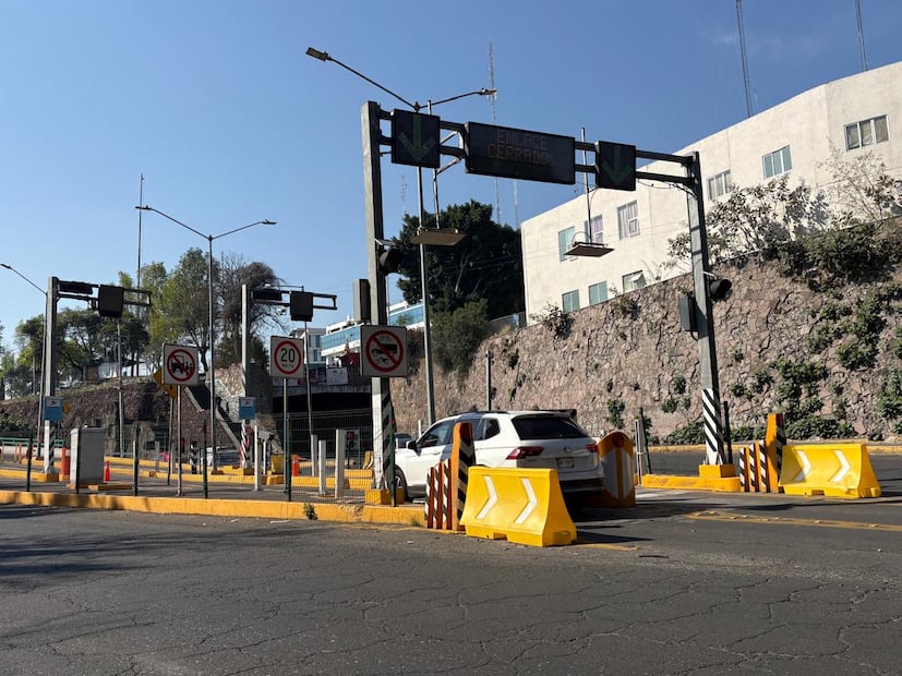 Señalización preventiva instalada antes de la zona de picos mecánicos en el Viaducto Bicentenario. Foto Arturo Contreras / El Universal